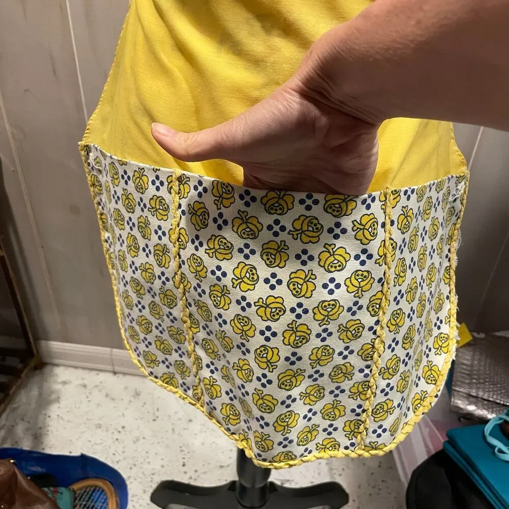 Cute buttercup vintage 50s-60s floral retro tie waist apron kitchen pockets